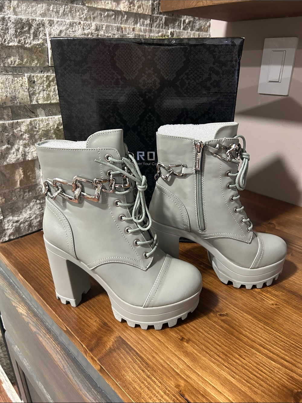 Gothic Light Gray/olive Chunky Platform Lace-Up Boots with Chain NIB size 5